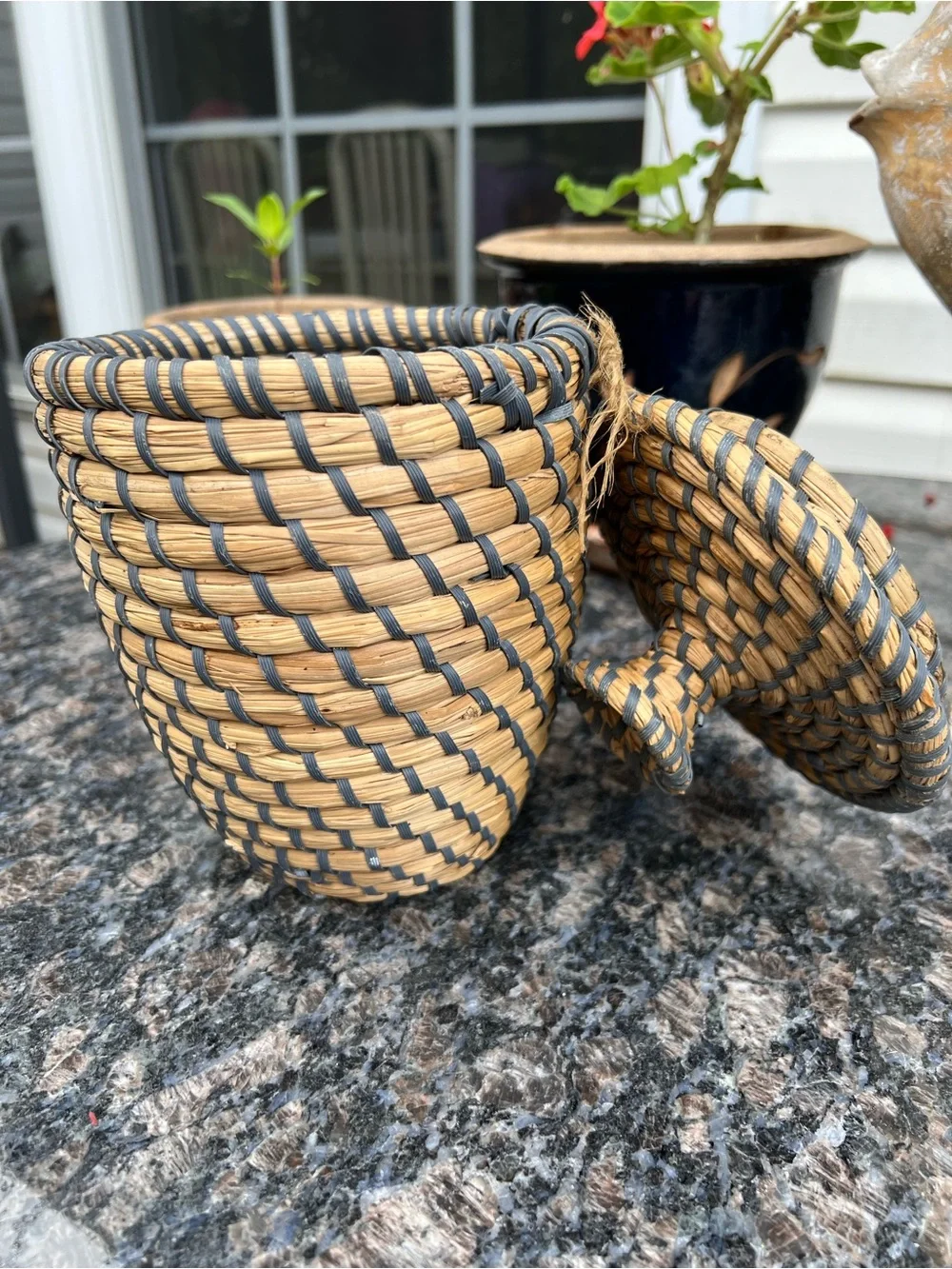 Sweet Grass Woven Basket w/ Lid cylinder shape 8”x5.5”